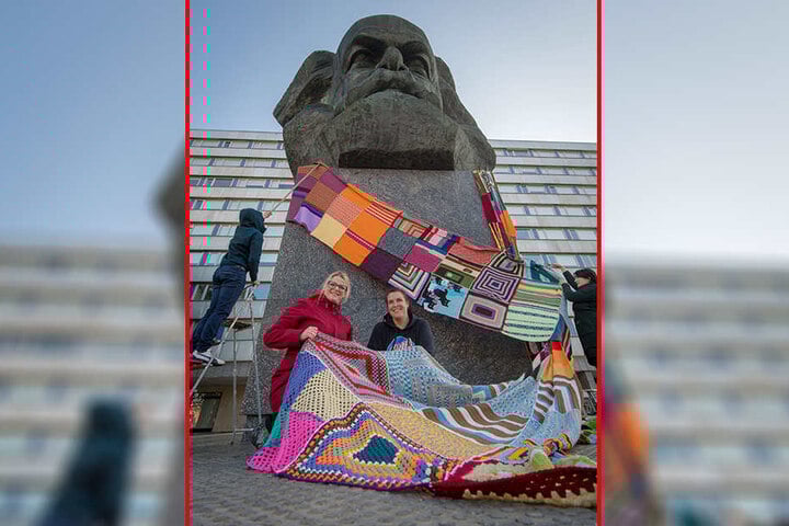 Schönes Geschenk! Einen 28 Meter langen bunten Schal legten Susanne Schaper (40, Linke, vorn li.) und Maxi Kupfer (vorn re.) dem Karl-Marx-Kopf um den Hals.