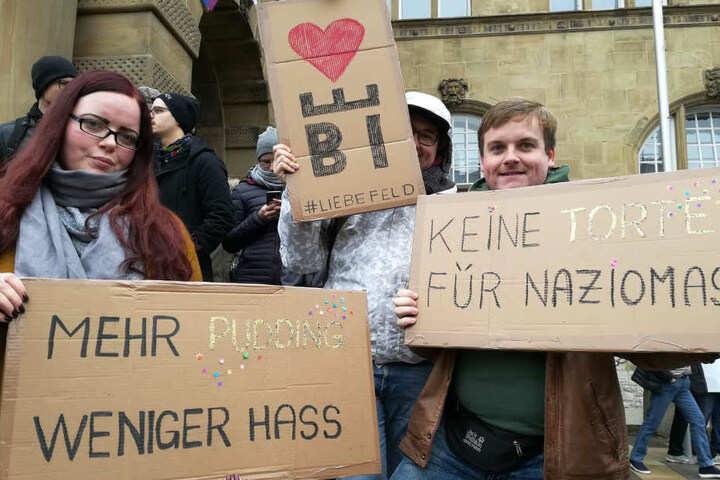 Die Ostwestfalen demonstrieren mit selbst gebastelten Plakaten.