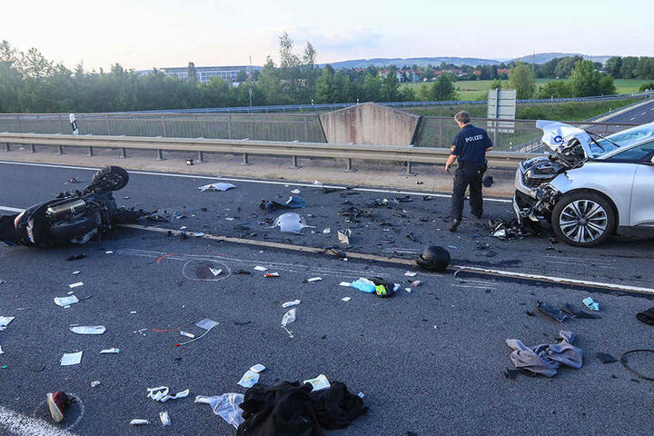 Die Unfallstelle gleichte einem Trümmerfeld.