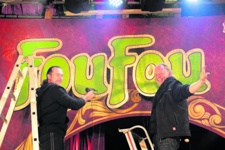 Letzte Arbeiten an der Dekoration: André Sarrasani (r.) und der Portugiese Nuno bringen den "FouFou"-Schriftzug an.