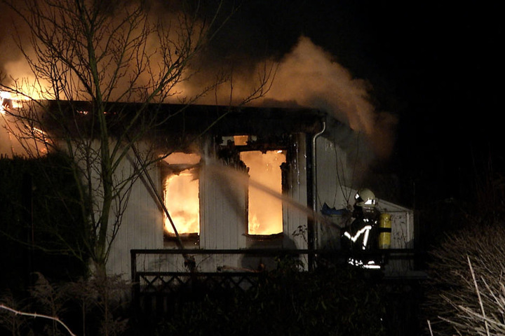Beim Eintreffen der Feuerwehr standen beide Lauben schon in Vollbrand.