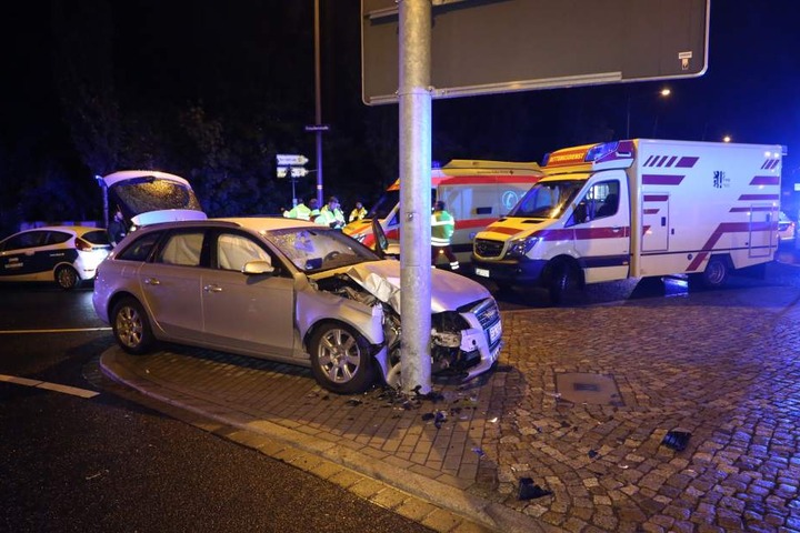Auch die beiden weiteren Insassen wurden verletzt und mussten behandelt werden.