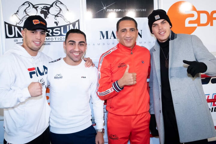 Ismail Özen-Otto (2.v.r), Promoter Universum Box Promotion, und die Boxer (l-r) Toni Kraft, Artem Harutyunyan und Leon Bauer stehen nach einer Pressekonferenz im Box-Gym Universum zusammen.