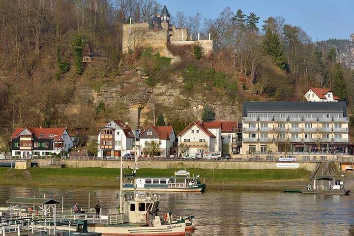 Die Burg Altrathen thront malerisch auf einem Felssporn über der Elbe. Ihre Besitzer aus Bayern wollen sie verkaufen.