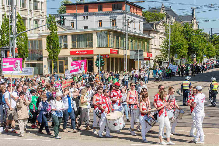 Bei mitreißenden Samba-Rhythmen schlossen sich rund 300 behinderte und nicht behinderte Menschen zur "Parade der Vielfalt" zusammen.
