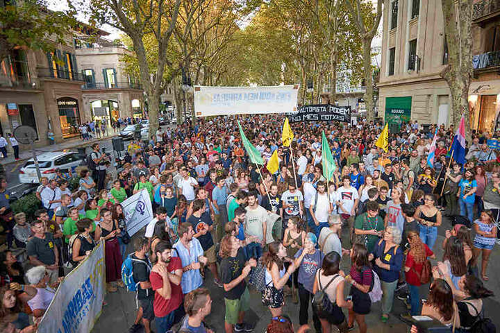Medien schätzen, dass circa 3000 Leute auf die Straße gingen.