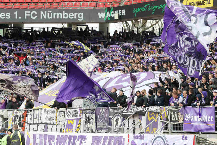 Tausende FCE-Fans sind zum Spiel nach Nürnberg gefahren.