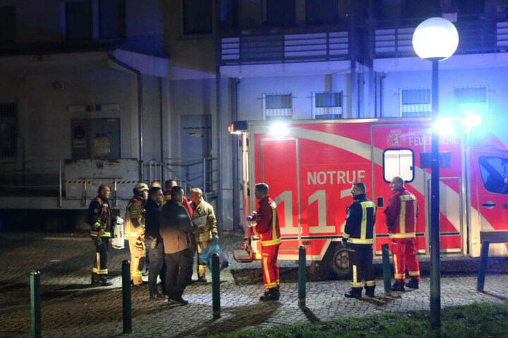 Feuerwehr und Rettungskräfte an der Unfallstelle.