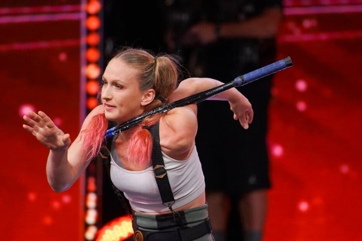 Sara Twister schießt mit dem Bogen.