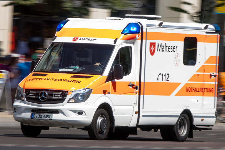 Ein Rettungswagen fährt zu einem Einsatz. (Symbolbild)