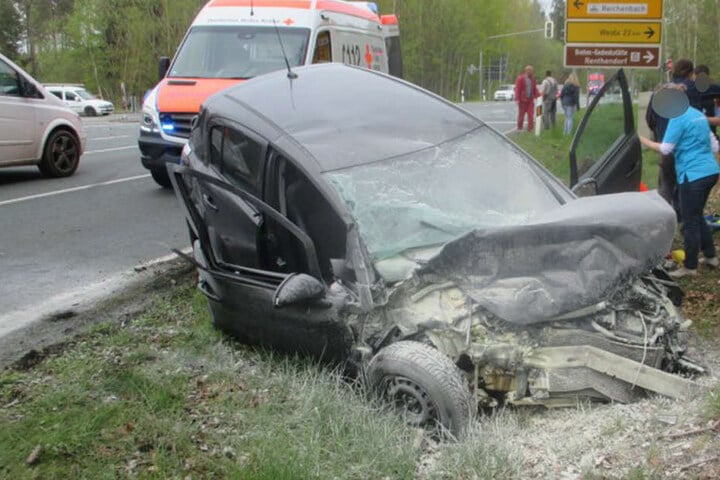 Die 24-jährige Fahrerin dieses Autos wurde lebensbedrohlich verletzt.