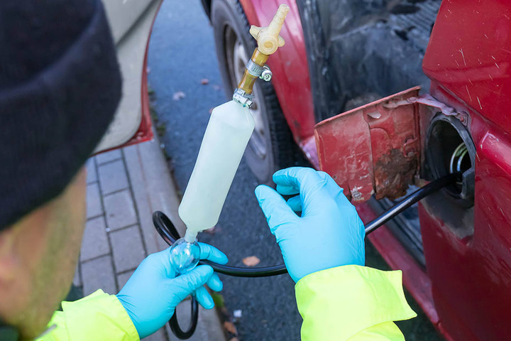 Tank-Test: Auch die Suche nach gepanschtem Diesel gehörte zur Kontrolle.