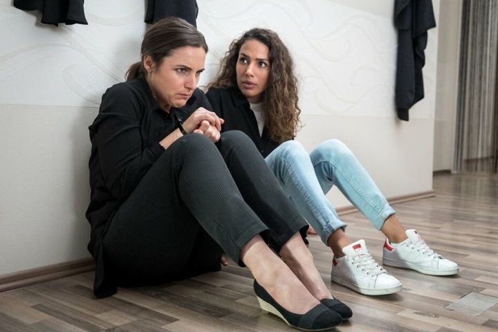 Kim Nowak gerät im Frisörladen, in dem ihre Mutter arbeitet, in eine Geiselnahme.