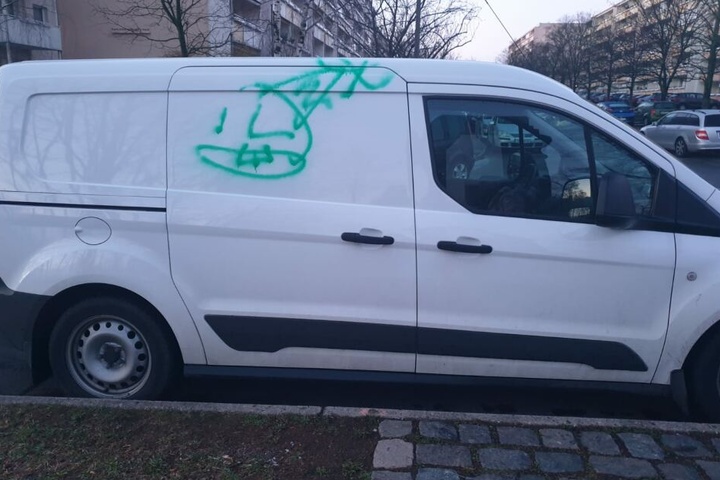 Der Transporter wurde auf beiden Seiten beschmiert.