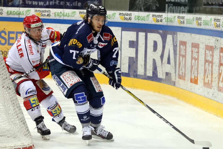Dominic Walsh (8, Crimmitschau) , Teemu Rinkinen (77, Eislöwen) im Duell.