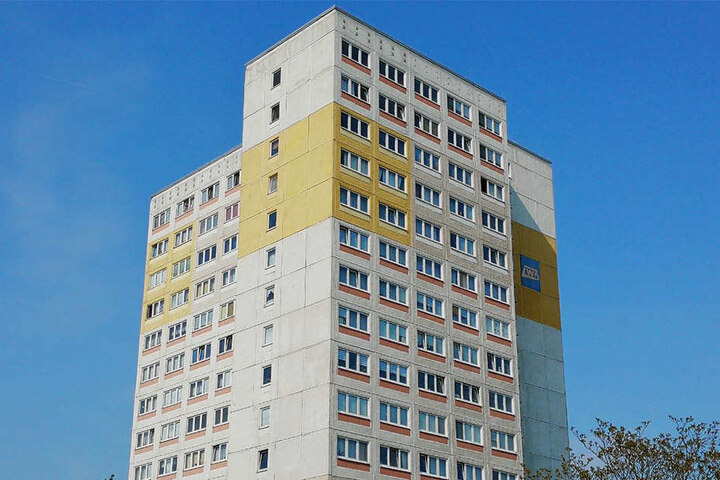 In einer Wohnung im 13. Stock war Feuer ausgebrochen. Auf einem Sofa in der Wohnung fanden die Kameraden einen Mann mit schweren Verbrennungen.