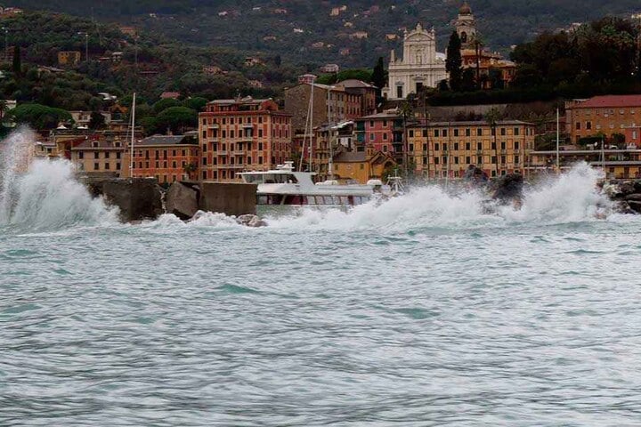 Wellen treffen auf das Ufer des Küstenortes. Die Schlechtwetterfront mit Starkregen und Sturmböen lähmt seit Tagen weite Teile Italiens.