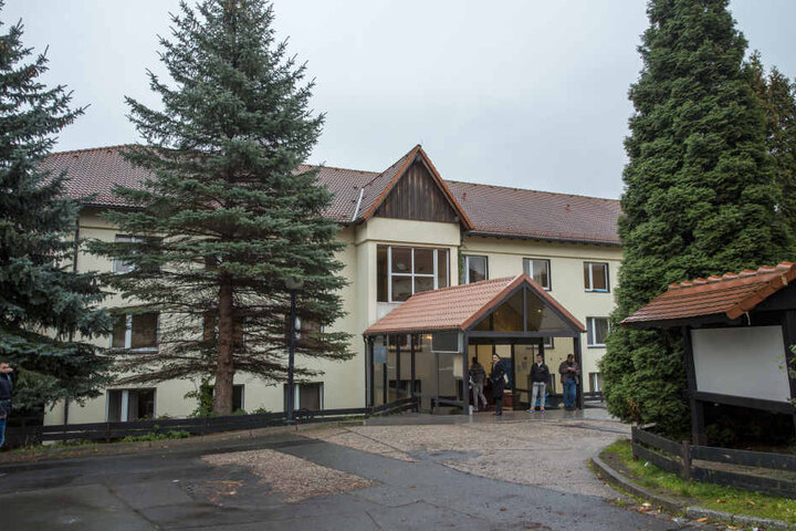 Umstritten, aber auch geliebt: Das Hotel Leonardo in Freital war Schauplatz von rechten Protesten. Einige Asylbewerber wären am Ende gern geblieben.