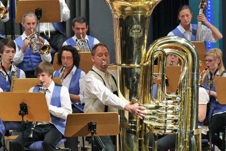 Professor Jörg Wachsmuth an der über zwei Meter großen Tuba. Auf ihr bläst er den "Hummelflug" in Rekordzeit.
