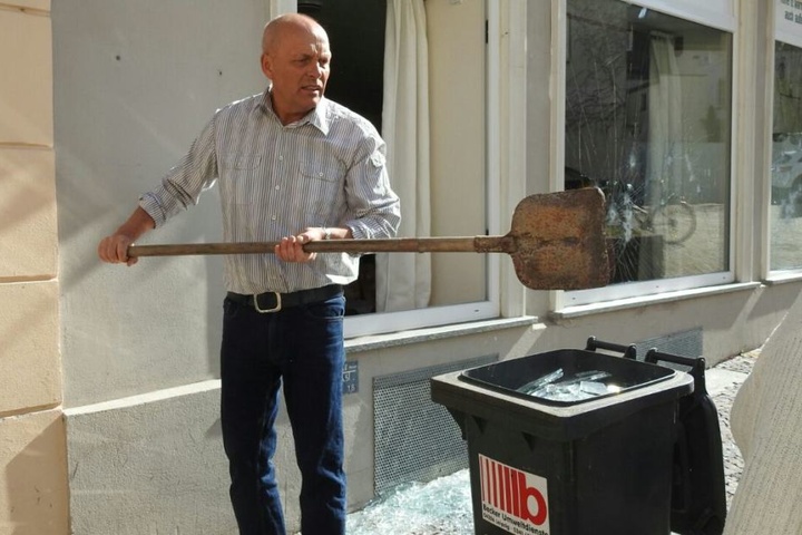 Mathias Schkuhr, Inhaber des "St. Wenzel/First Diner", füllt die Mülltonne mit unzähligen Glasscherben.