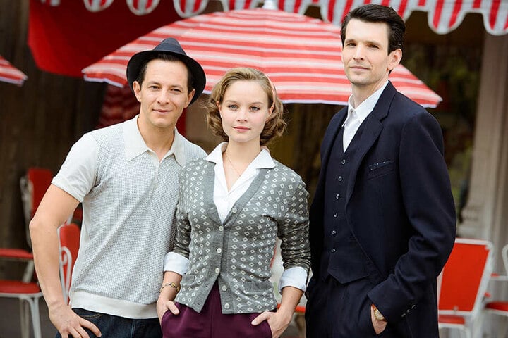 Die Schauspieler Trystan Pütter, Sonja Gerhardt und Sabin Tambrea (v.li.) stehen am 25.08.2017 in Berlin am Set der ZDF-Serie "Ku'damm 59".