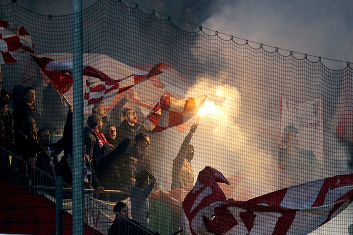 In Aalen brannten die Zwickauer Fans Pyrotechnik ab.