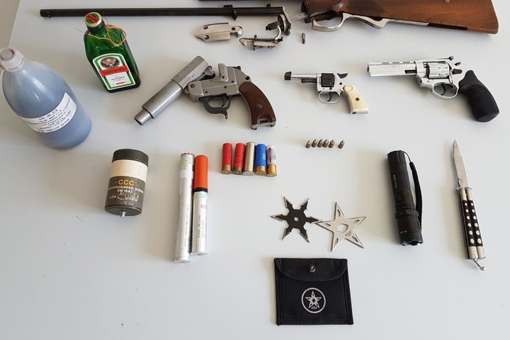In der Wohnung fanden die Beamten auch verschiedenen Waffen, darunter ein Gewehr.