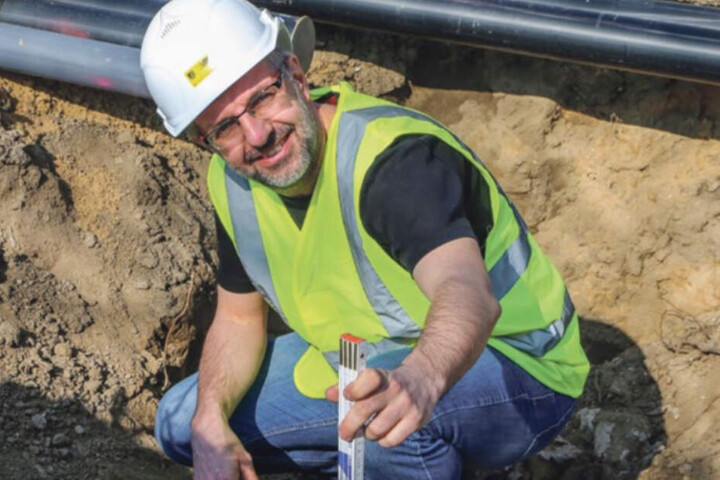 Wie auf Schatzsuche: Irgendwas finden die Bauleute immer! Hier begutachtet Steffen Lohmann eine alte Gasleitung.