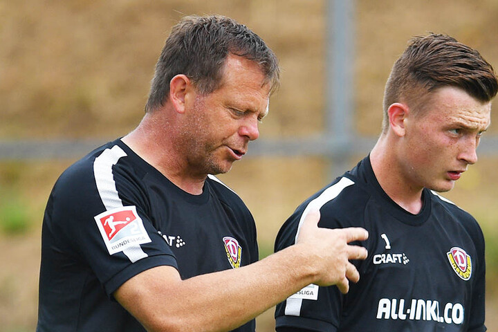 Brano Arsenovic im Gespräch mit Torwart Markus Schubert.