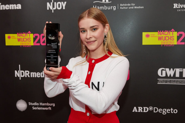 Milena Tscharntke, Gewinnerin in der Kategorie "Beste Darstellerin", lächelt am Rande der Verleihung des Studio Hamburg Nachwuchspreises im Thalia Theater in die Kameras.