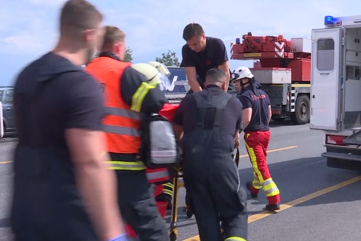 Rettungskräfte versuchten, den Lastwagenfahrer zu reanimieren.