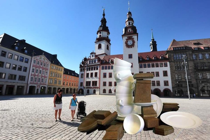 Der Tassen-Brunnen sollte 2002 auf dem Markt entstehen. So entschied es eine Jury. Die hatte die Rechnung ohne die Chemnitzer gemacht. 2003 wurde der Bau dann abgeblasen.
