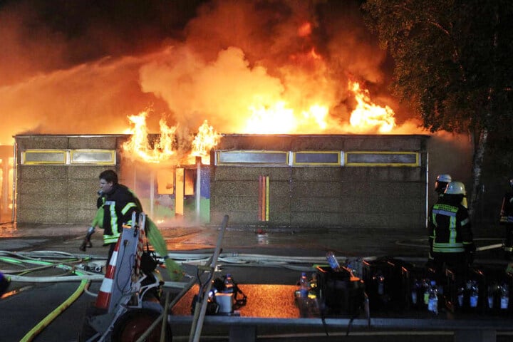 Die Flammen schlugen zeitweise fast zehn Meter hoch in den Himmel.