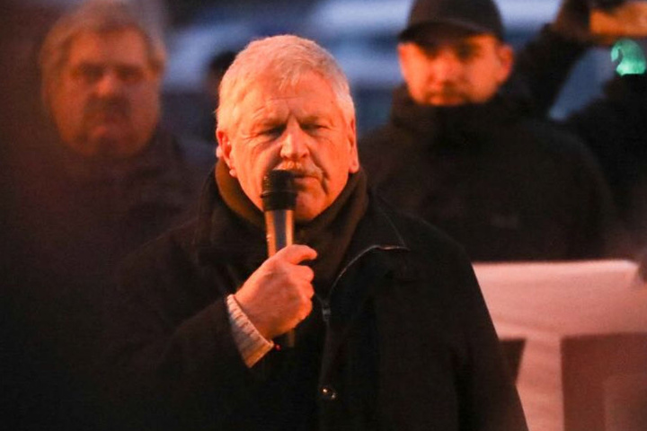 Udo Voigt bei der Abschluss-Feier. Er ist deutscher Politiker der Nationaldemokratischen Partei Deutschlands (NPD, von 1996 bis 2011 war er NPD-Parteivorsitzender, seit 2014 ist er Mitglied des Europäischen Parlaments).