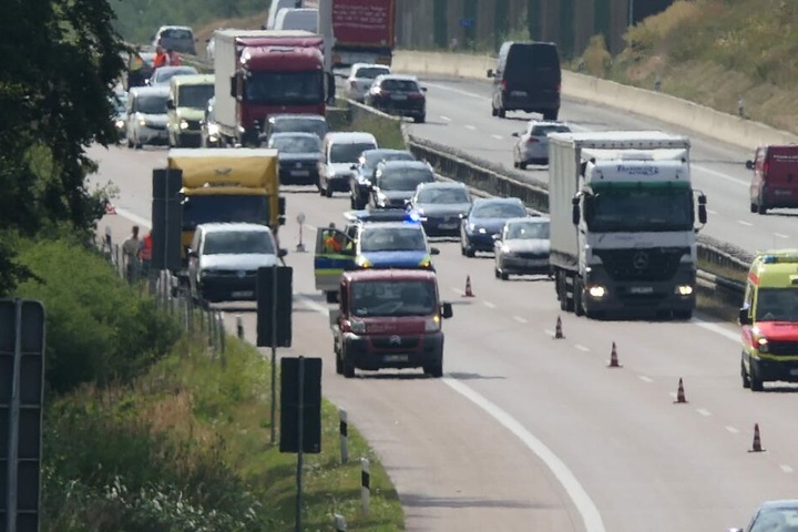 Die A14 musste kurzzeitig vollgesperrt werden, der Verkehr wird seit 17 Uhr einspurig an der Unfallstelle vorbeigeleitet.