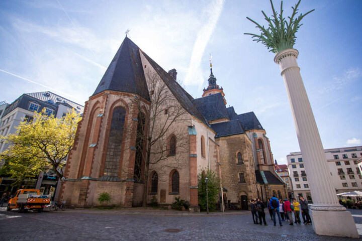 Leipzig, Nikolaikirche: Himmlisch. Diese
Säule trägt das Innere
der Nikolaikirche
symbolisch
nach draußen.
So wie 1989 der
Funke aus der Kirche
auf die Stadt
übersprang, begleitet
von Pfarrer
Christian Führer
(1943-2014).
Zum ganz großen
Denkmal am
Leusch