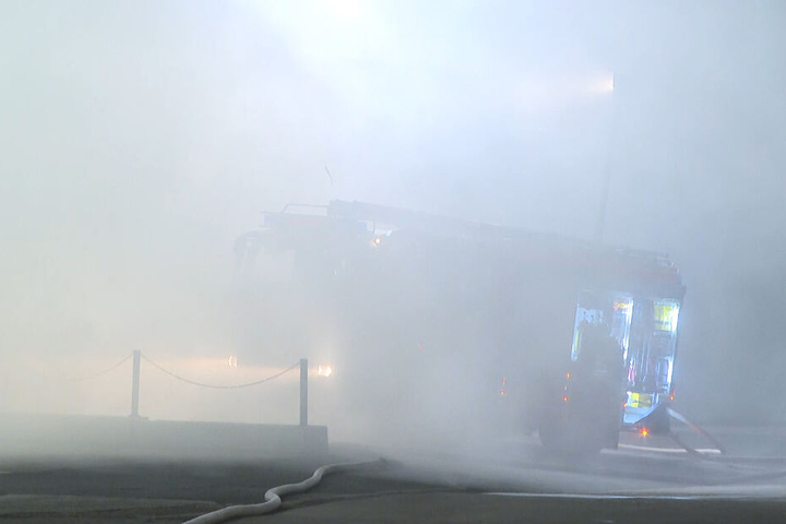 Das Feuerwehrauto ist durch die starke Rauchentwicklung kaum zu erkennen.