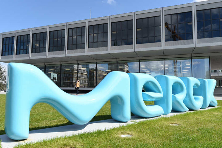 Bei Merck sollen bis 2020 insgesamt 135 Stellen ins günstigere Ausland verlagert werden.