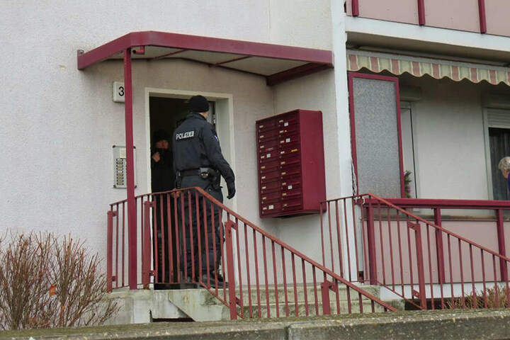 Die Polizisten aus Dresden befragten Anwohner und durchsuchten die Keller der Verdächtigen.