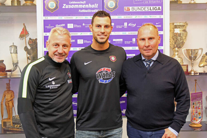 Die neue Nummer 1 Daniel Haas zusammen mit Präsident Helge
Leonhardt (r.) und Trainer Pavel Dotchev (l.)