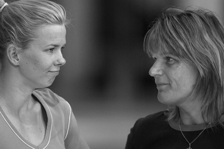 Andrea Pollack (re.) in ihrer Funktion als Physiotherapeutin im Gespräch mit Ex-Schwimmerin Britta Steffen.