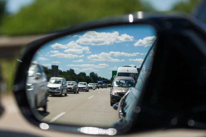 Blick in den Außenspiegel eines Autos, in dem zähfließender Verkehr auf der bei Bremerhaven zu sehen ist.