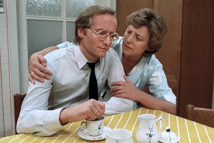 1985: Diese Filmszene der "Lindenstraße" zeigt Helga Beimer, gespielt von Marie-Luise Marjan, mit ihrem ersten Mann Hans, gespielt von Joachim Hermann Luger.