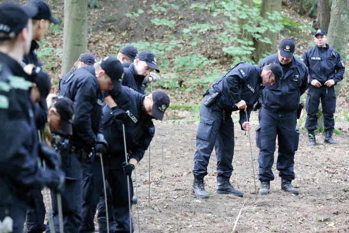 Die Polizei untersucht den Boden auf die möglicherweise dort vergrabene Kinderleiche.