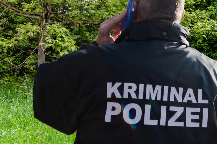 Die Kriminalpolizei prüft nun, ob ein Zusammenhang mit einer Vermisstenmeldung besteht (Symbolfoto/Fotomontage).