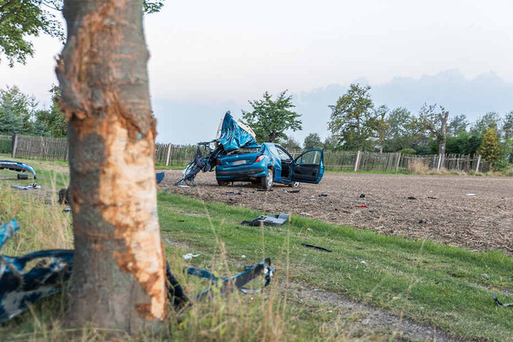 Der Fahrer war aus noch unklaren Gründen von der Straße abgekommen und gegen einen Baum geprallt.