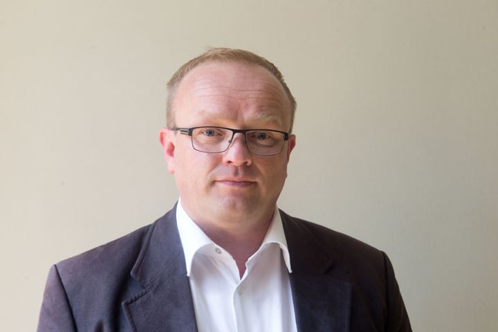 Falk Müller (42, AfD) fand heraus, dass die CVAG 45.000 Euro Vandalismusschaden pro Jahr verbuchen muss.