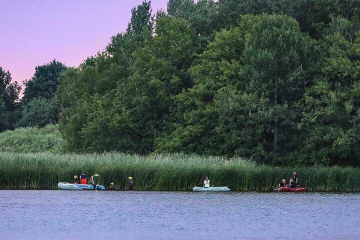 Feuerwehr und Wasserrettung suchten mit mehreren Booten nach dem Schwimmer. Auch ein Hubschrauber kreiste über dem Teich.