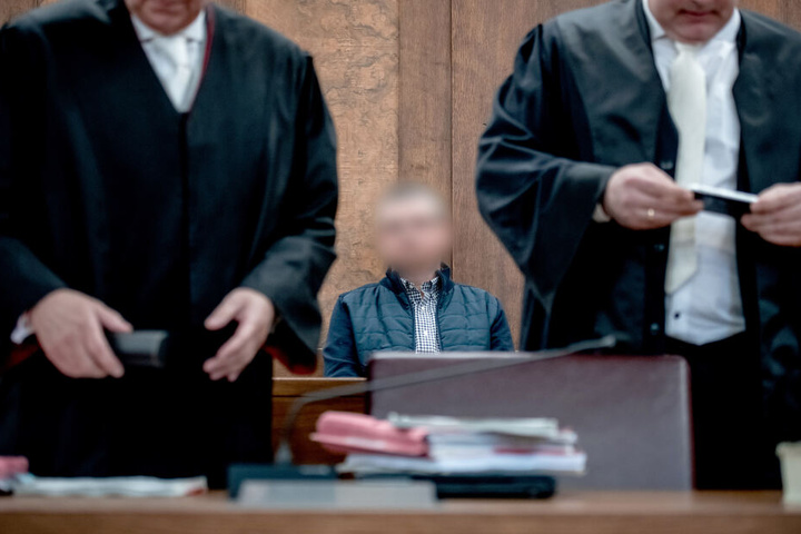 Der Angeklagte sitzt im Gerichtssaal.