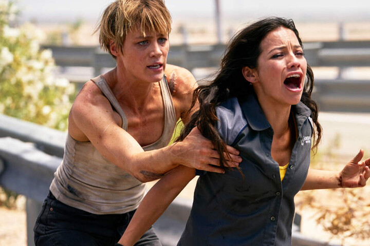 Nur Danielle "Dani" Ramos (r., Natalia Reyes) kann die Menschheit vor dem Untergang bewahren - ein Flüchtling. Deshalb wurde der "verbesserte Mensch" Grace (Mackenzie Davis) aus der Zukunft durch die Zeit geschickt: Um sie zu beschützen.